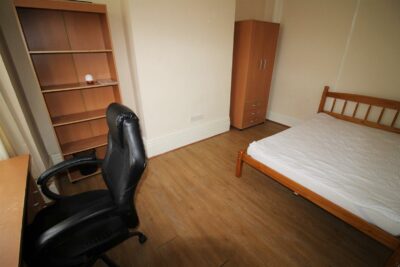 house - terraced for rent manners road