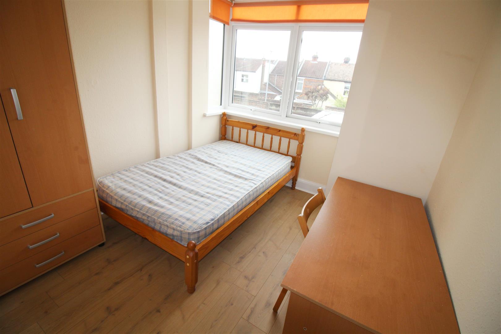 house - terraced for rent manners road