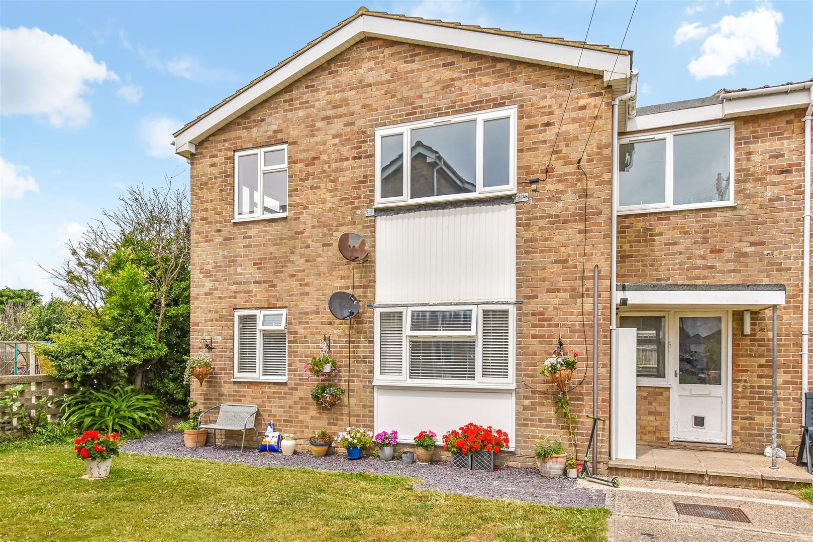 flat for rent winsor close