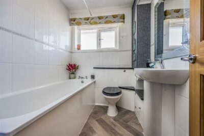 house for sale spinney close