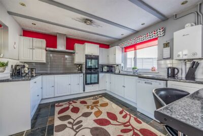 house for sale spinney close