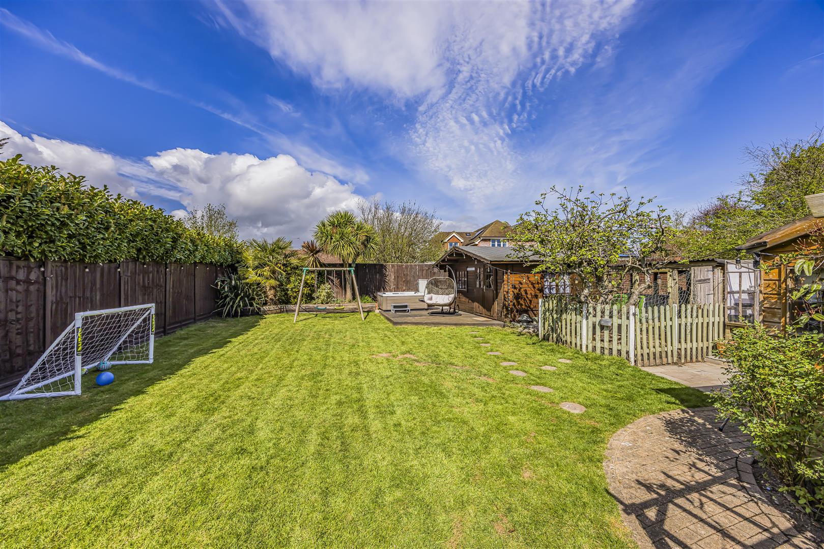 house for sale lauder close