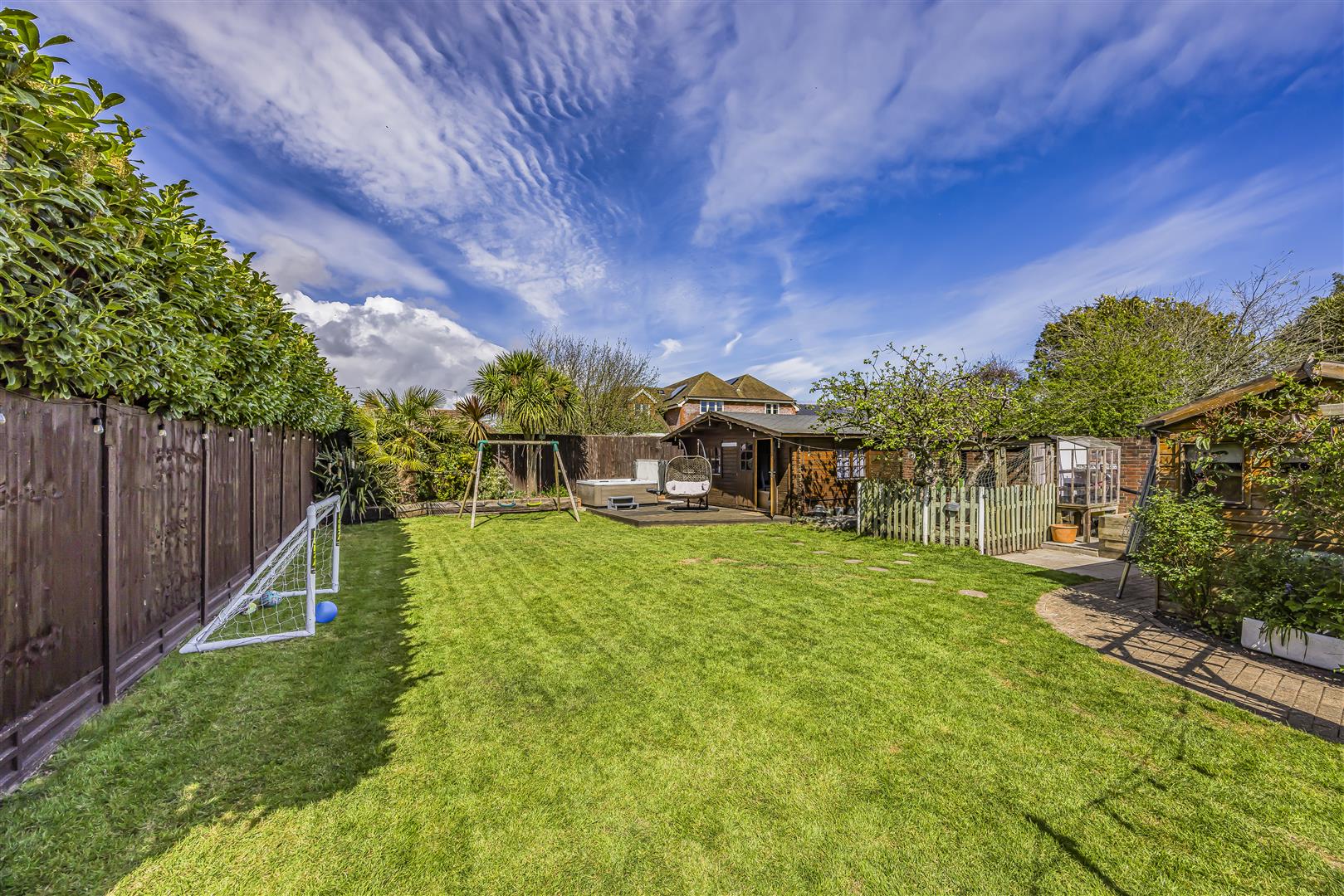 house for sale lauder close