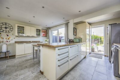 house for sale lauder close