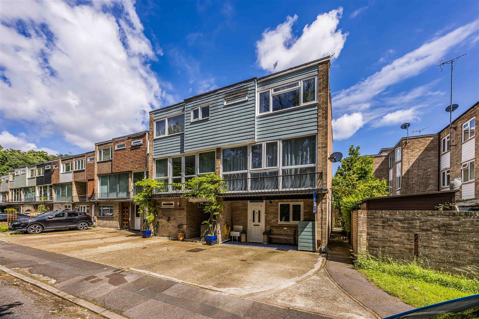 house for sale rampart gardens
