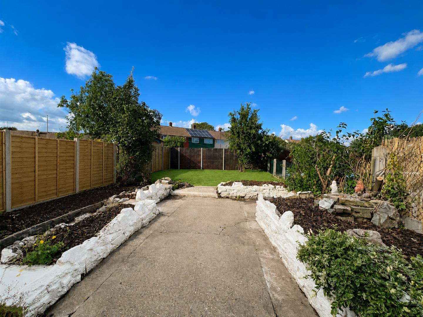 house - terraced for rent barncroft way