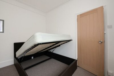 room for sale eton road