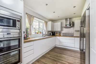 house - detached for sale down end road