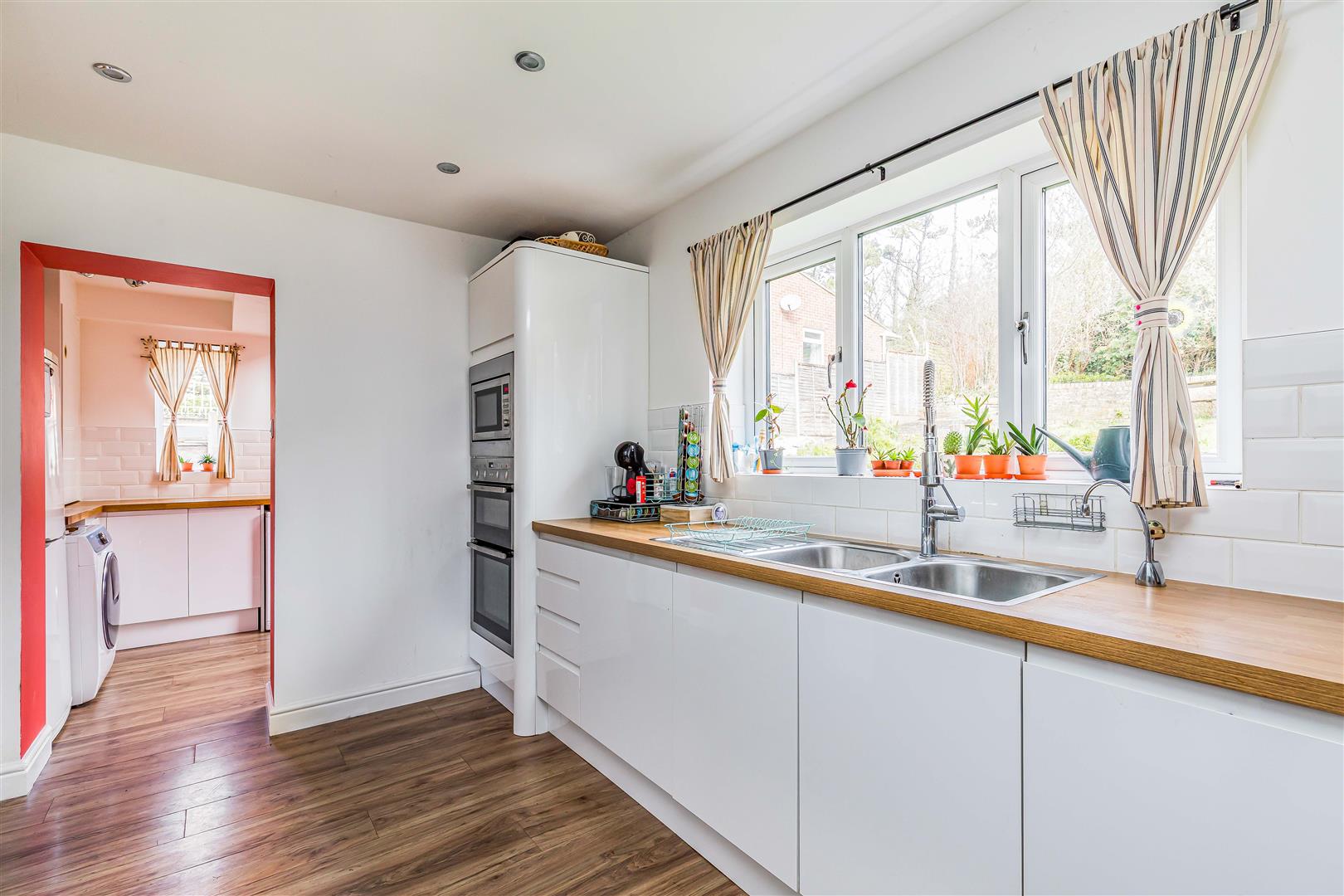 house - detached for sale down end road