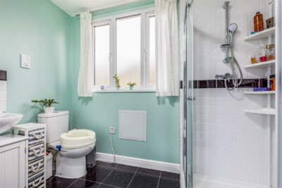 house - detached for sale down end road