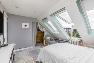 house - detached for sale down end road