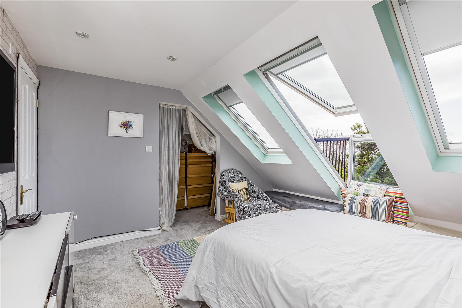 house - detached for sale down end road