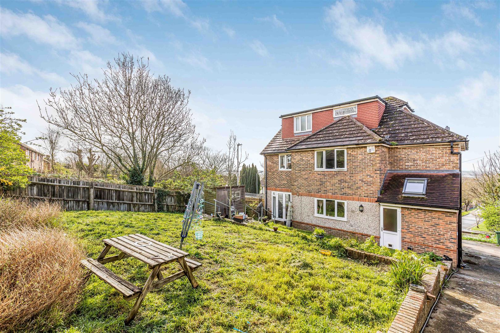 house - detached for sale down end road
