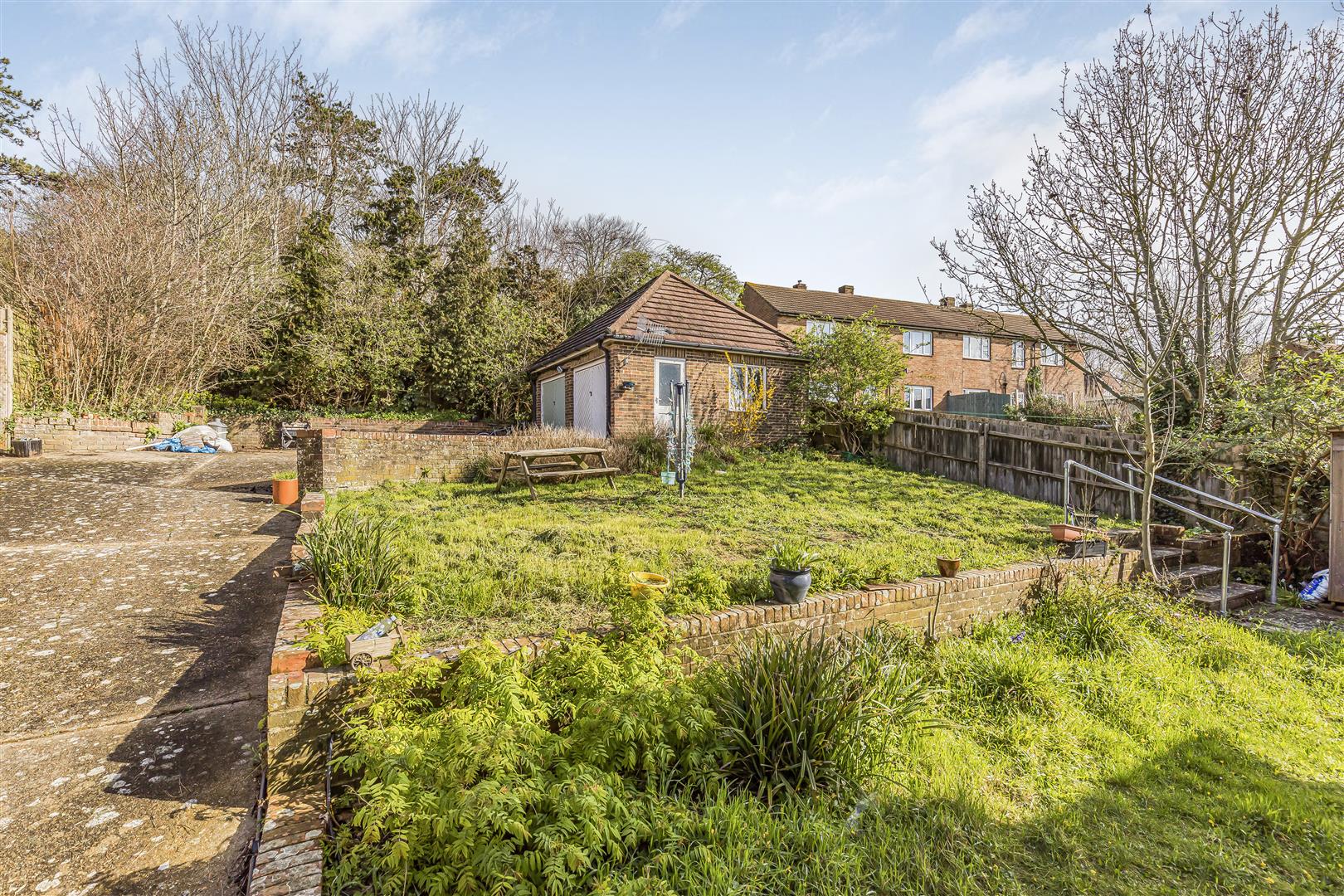 house - detached for sale down end road