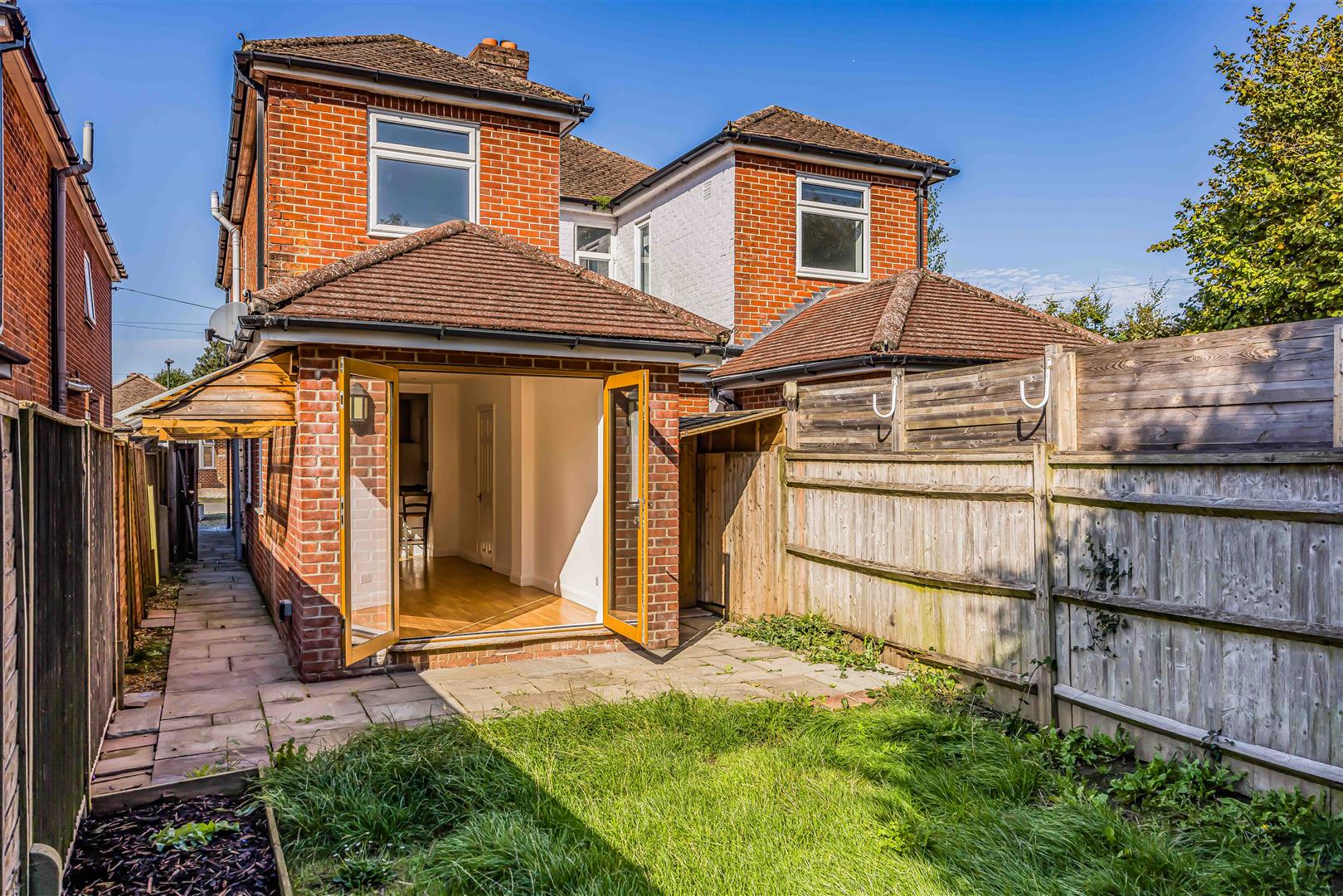 house - semi-detached for rent penny lane