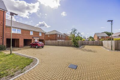 maisonette for sale blandings way