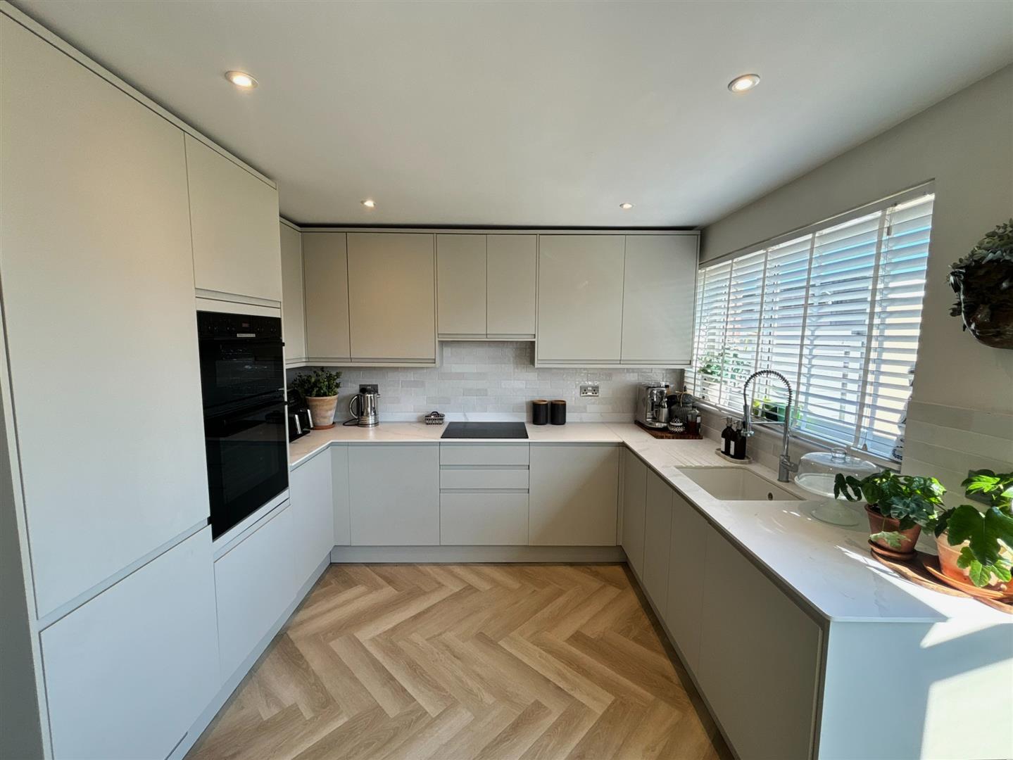 house - semi-detached for rent walnut tree close