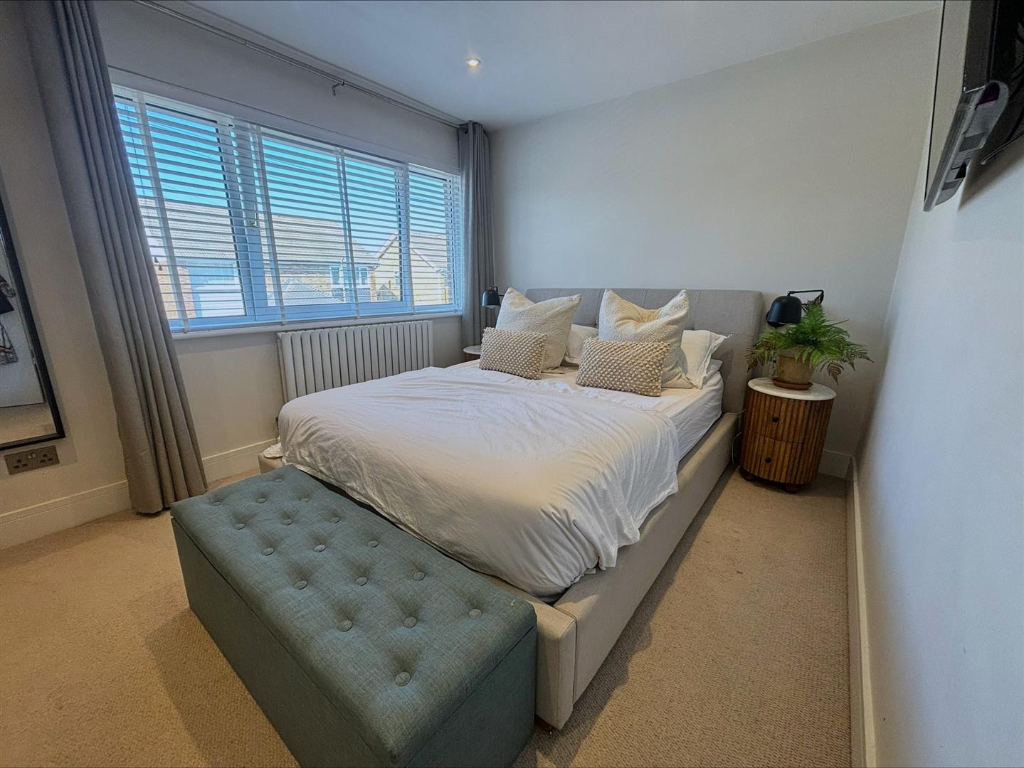 house - semi-detached for rent walnut tree close