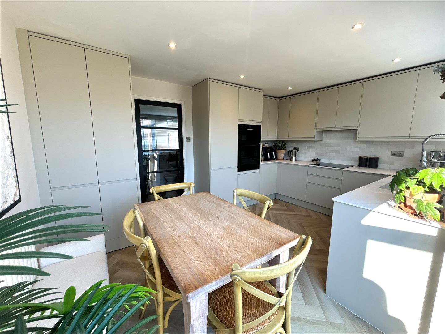 house - semi-detached for rent walnut tree close