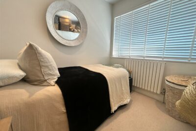 house - semi-detached for rent walnut tree close