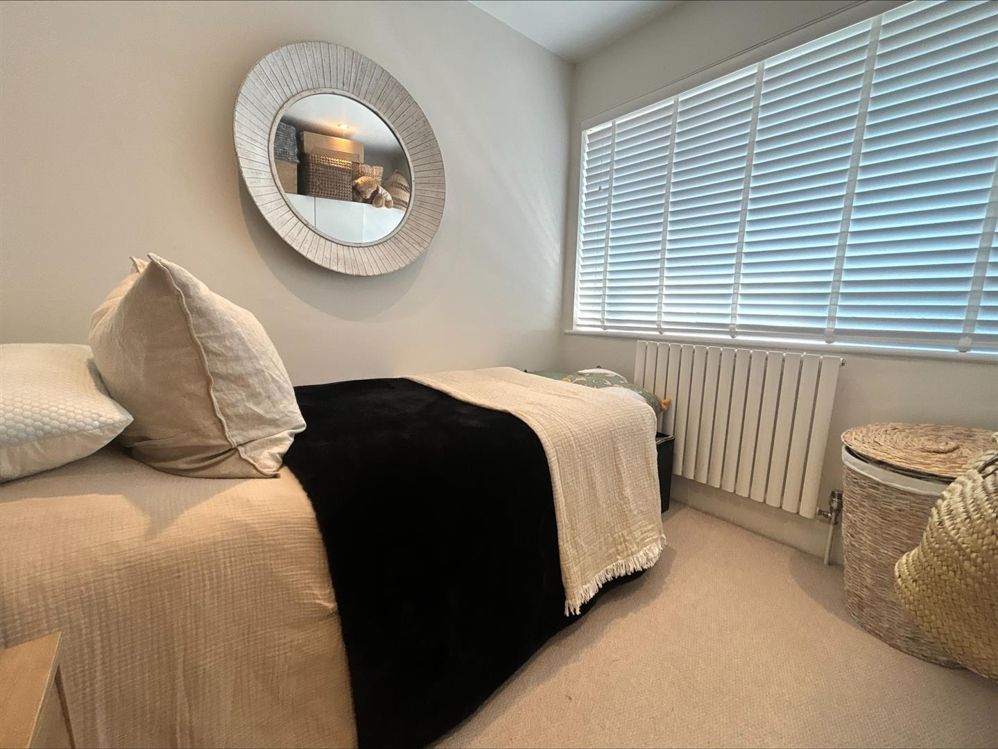 house - semi-detached for rent walnut tree close