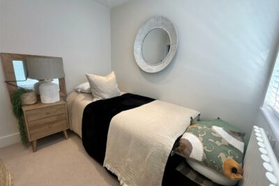 house - semi-detached for rent walnut tree close