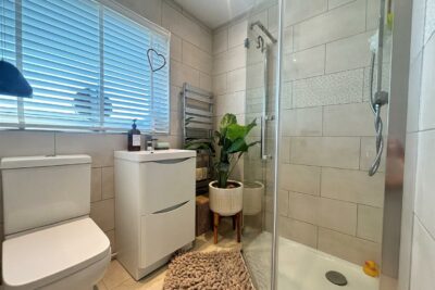 house - semi-detached for rent walnut tree close