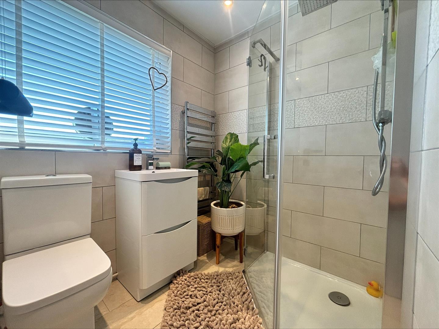 house - semi-detached for rent walnut tree close