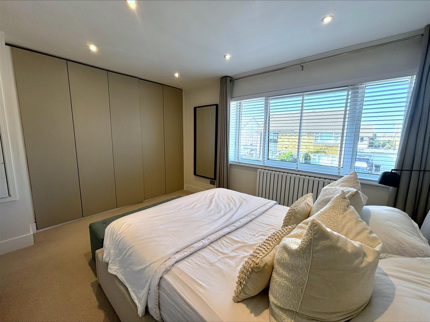 house - semi-detached for rent walnut tree close