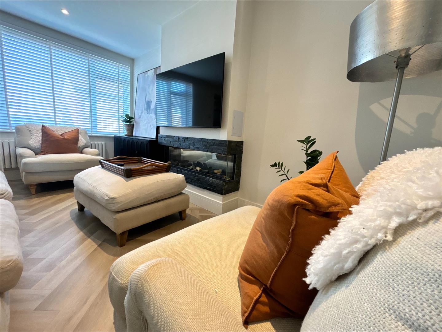 house - semi-detached for rent walnut tree close