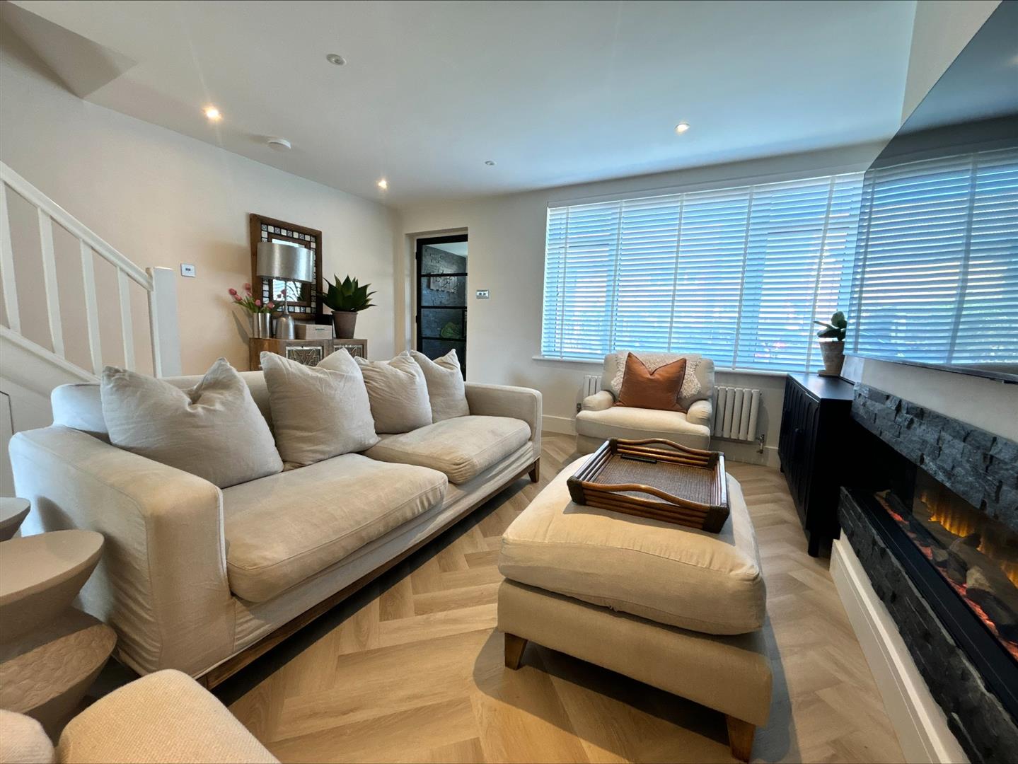 house - semi-detached for rent walnut tree close