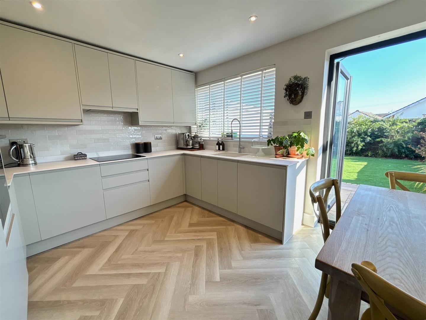 house - semi-detached for rent walnut tree close