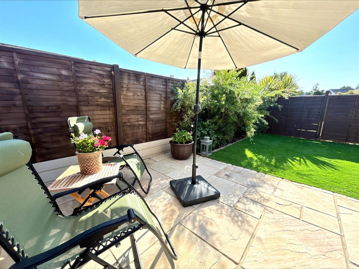 house - semi-detached for rent walnut tree close