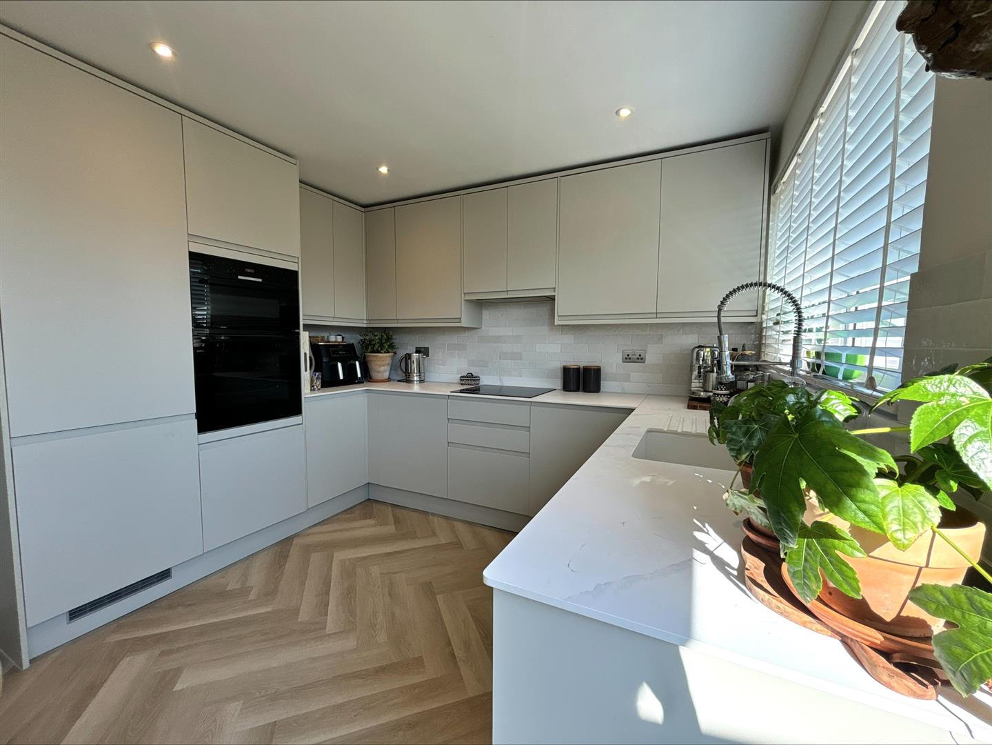 house - semi-detached for rent walnut tree close