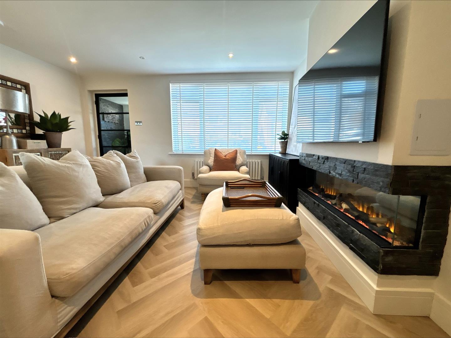 house - semi-detached for rent walnut tree close