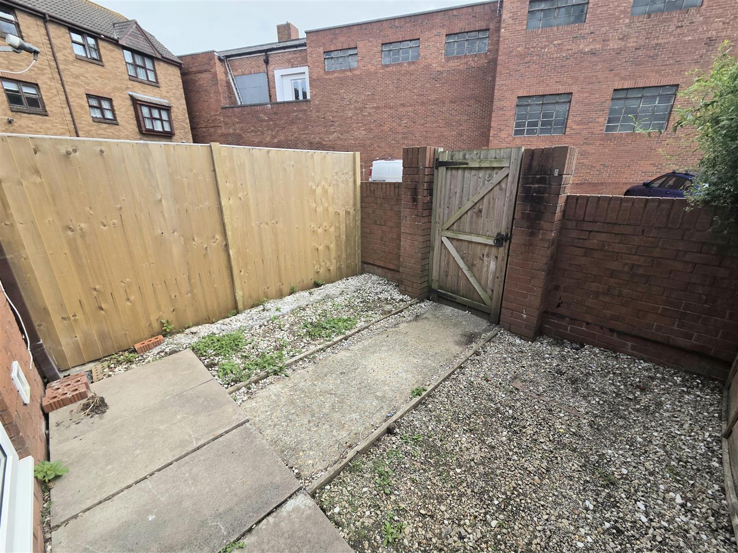 house - terraced for rent greetham street
