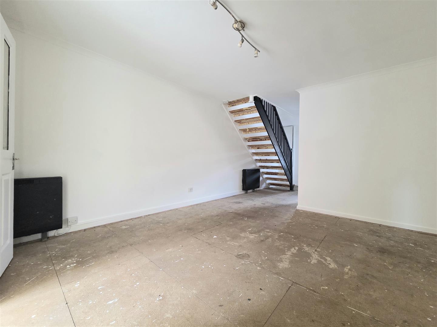 house - terraced for rent greetham street