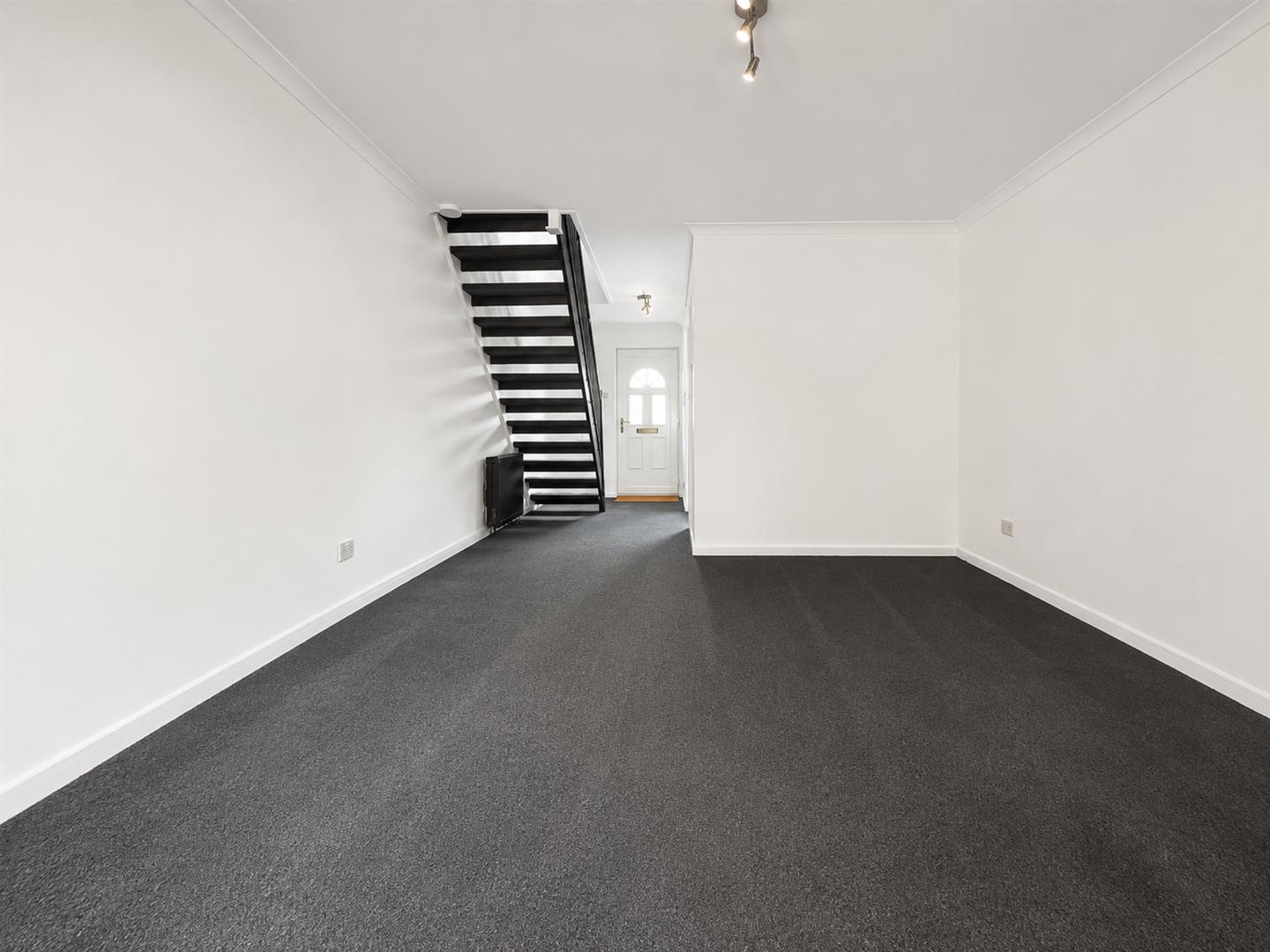 house - terraced for rent greetham street