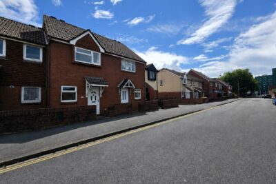 house - terraced for rent greetham street