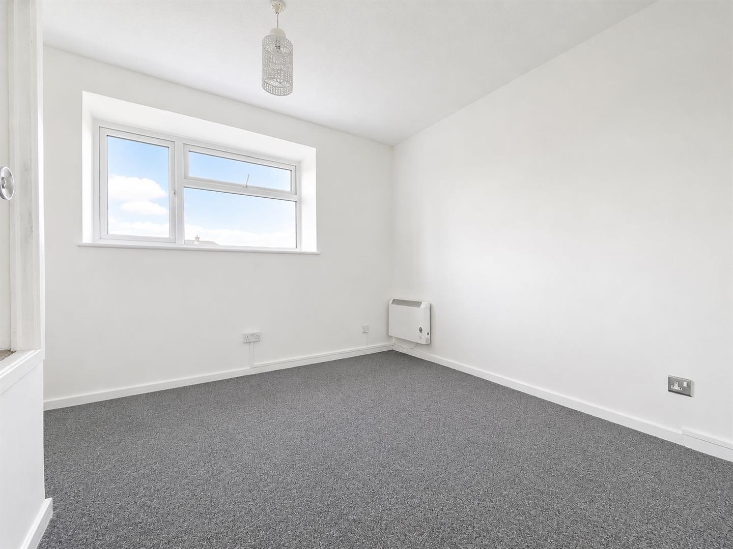house - terraced for rent greetham street