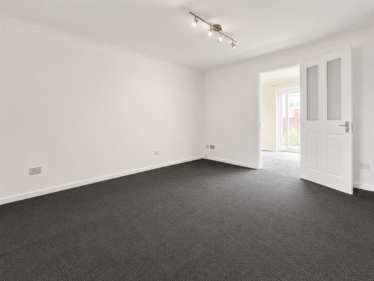 house - terraced for rent greetham street