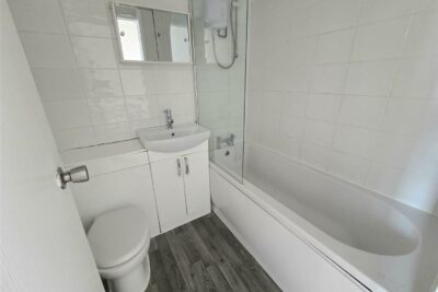 house - terraced for rent greetham street