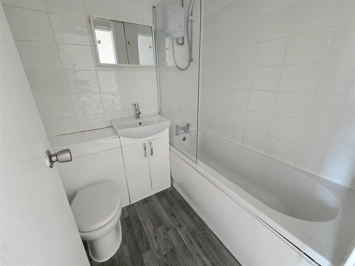 house - terraced for rent greetham street