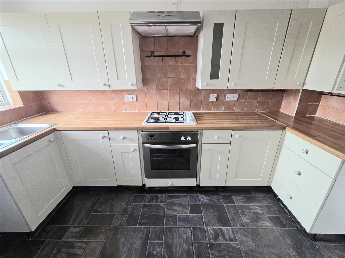 house - terraced for rent greetham street