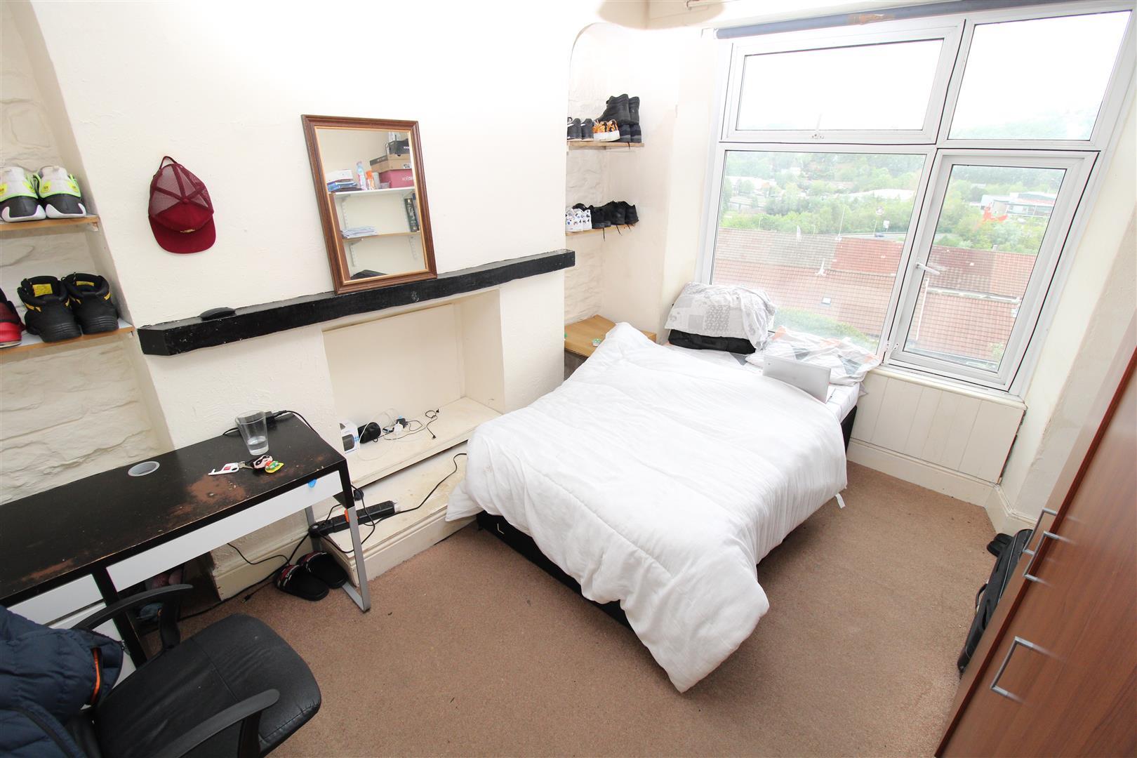room for rent laura street