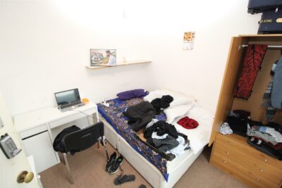 room for rent laura street