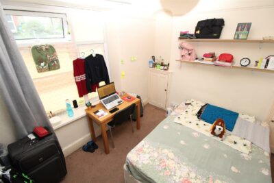 room for rent laura street