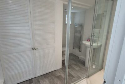 room for rent queen street cf37 1rw