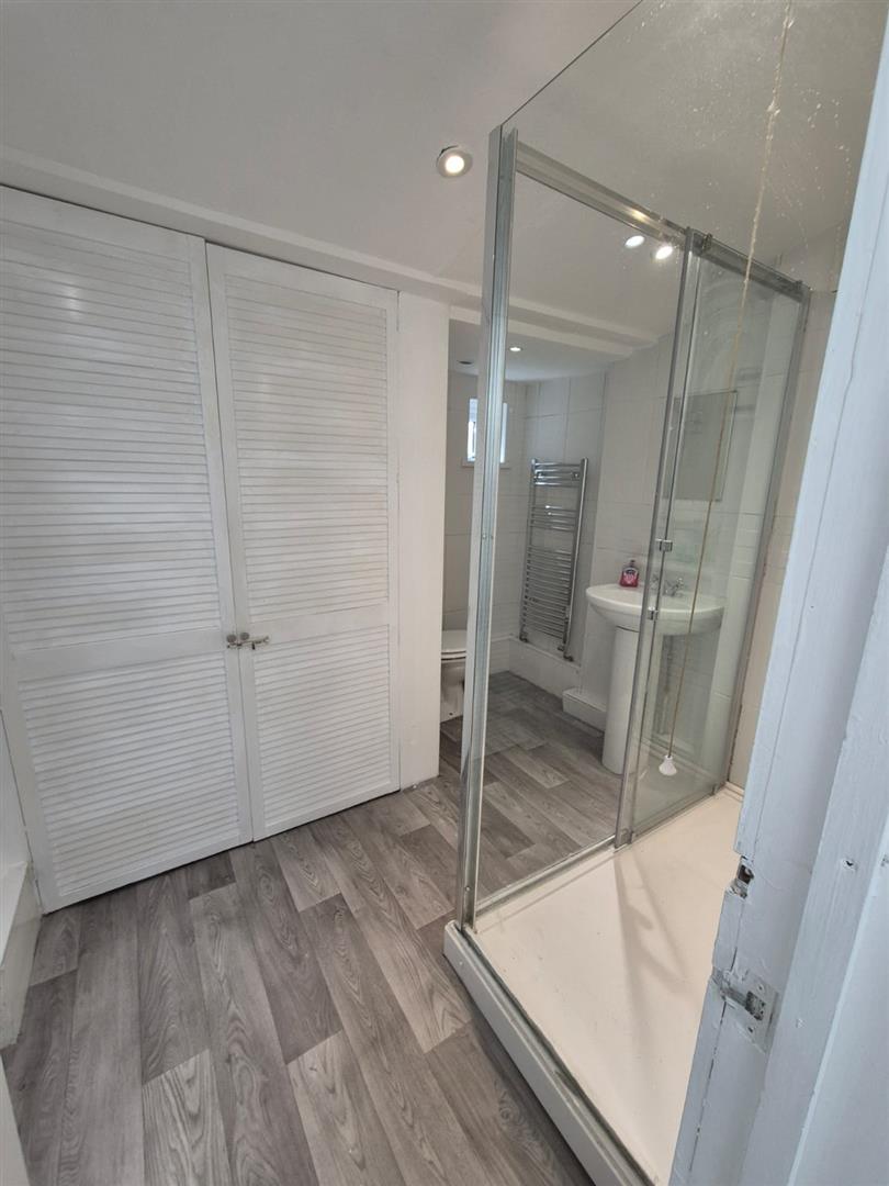 room for rent queen street cf37 1rw