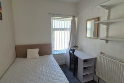 room for rent queen street cf37 1rw